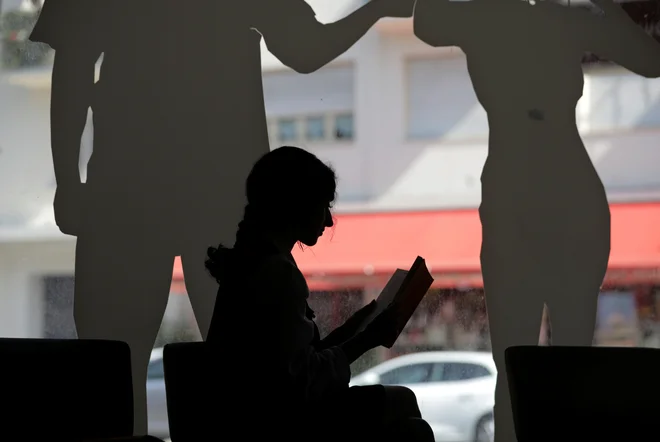Branje ni zgolj sprejemanje informacij in razumevanje vsebin. Branje je tudi čustvovanje in poosebljanje sporočila, zato zahteva čas in potrpežljivost. Foto Eric Gaillard Reuters