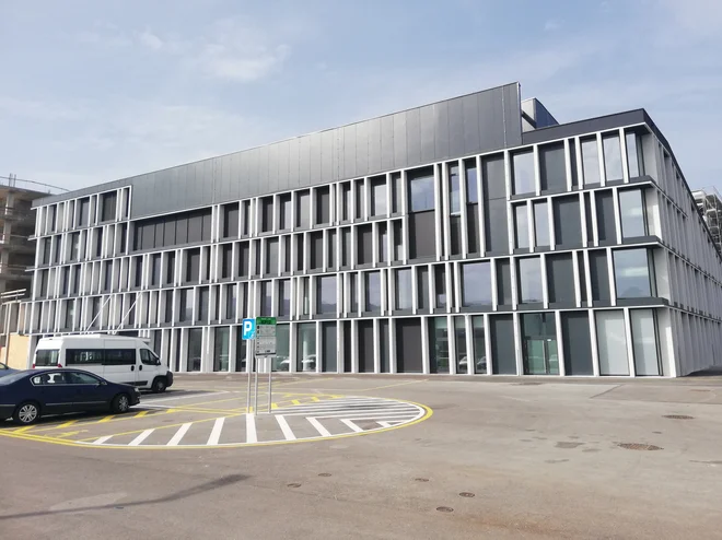 Koprski olimpijski bazen po novem na pročelju nima več spornih olimpijskih krogov. Foto Nataša Čepar