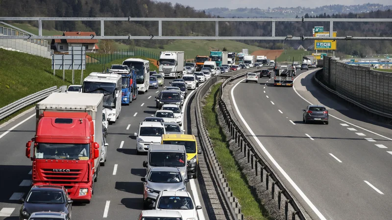 Fotografija: V Sloveniji smo med prvimi v Evropi ratificirali eCMR (elektronski tovorni list) protokol, pa tudi težnja evropske komisije je, da sčasoma eCMR postane obvezen. FOTO: Uroš Hočevar/Delo