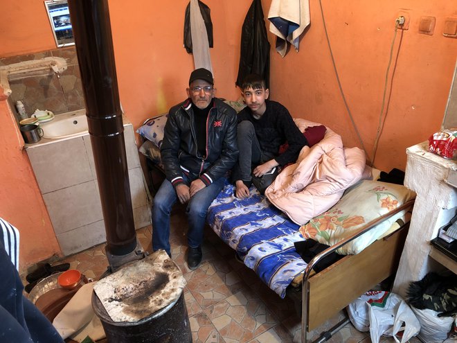 Sevgi in sin Zija imata v stanovanju le eno posteljo. Oče spi z glavo pri zidu, sin z glavo pri oknu. FOTO: Aljaž Vrabec