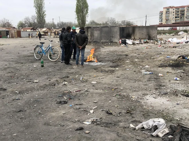 Čeprav živijo skupaj, se ljudje najprej delijo na Rome in Turke, nato pa imata tako romska kot turška skupnost veliko različnih skupin. FOTO: Aljaž Vrabec