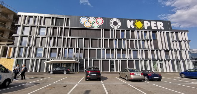 Koprski olimpijski bazen je pred dnevi še imel olimpijske kroge. Foto Boris Šuligoj