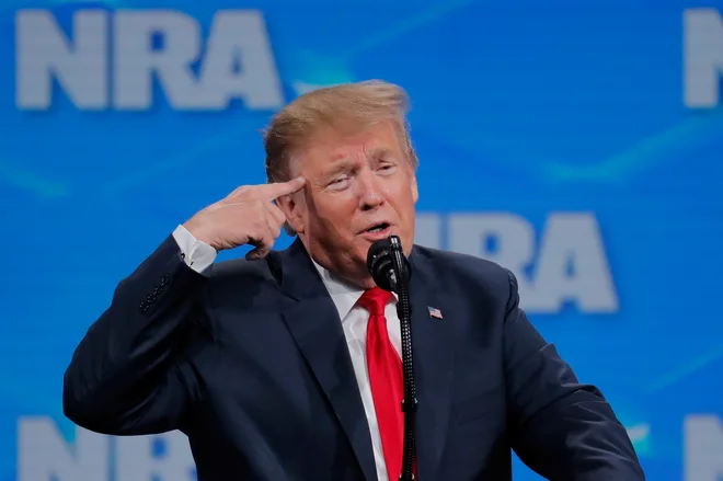 Trump je ob najavi svojega dejanja na nacionalni konvenciji NRA požel velik aplavz. FOTO: Lucas Jackson/Reuters