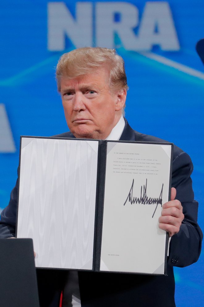 Trump ob umiku podpisa ZDA z mednarodne pogodbe o prodaji orožja. FOTO: Lucas Jackson/Reuters