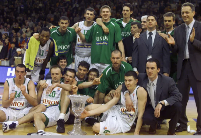 Bilo je nekoč, se z grenkobo spominjajo nostalgiki ob zmagoslavju Uniona Olimpije v prvi sezoni »lige Goodyear«, ki so upali, da se bo prihodnost zavrtela nekoliko drugače, kot jo ponuja sedanjost. FOTO: Matej Družnik/Delo