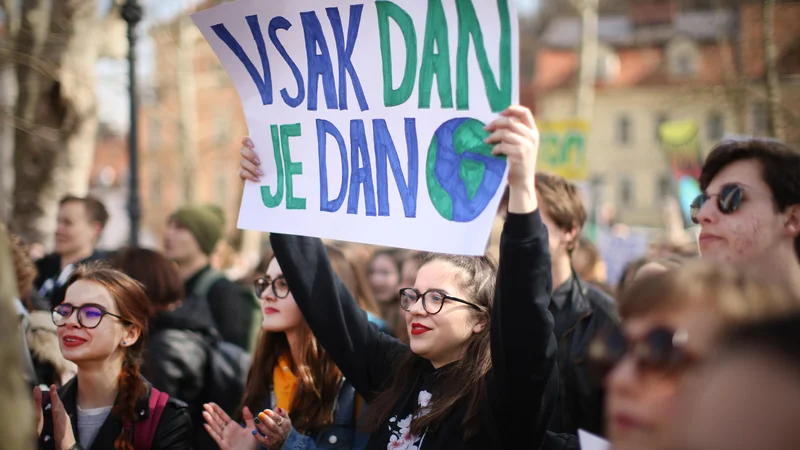 Fotografija: Marca sta dva petka zaporedoma potekala shoda za rešitev planeta: najprej so mladi opozarjali, da nimamo rezervnega planeta, potem je potekal shod za rešitev reke Mure. FOTO Jure Eržen