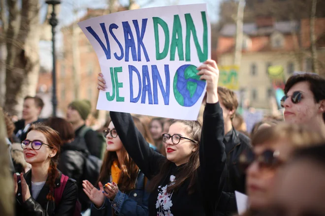 Marca sta dva petka zaporedoma potekala shoda za rešitev planeta: najprej so mladi opozarjali, da nimamo rezervnega planeta, potem je potekal shod za rešitev reke Mure. FOTO Jure Eržen