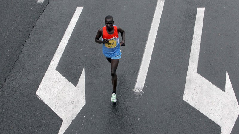 Fotografija: So organizatorji polmaratona v Trstu razmislili, kaj narediti z afriškimi maratonci, ki imajo potni list kakšne od evropskih držav? FOTO: Igor Mali