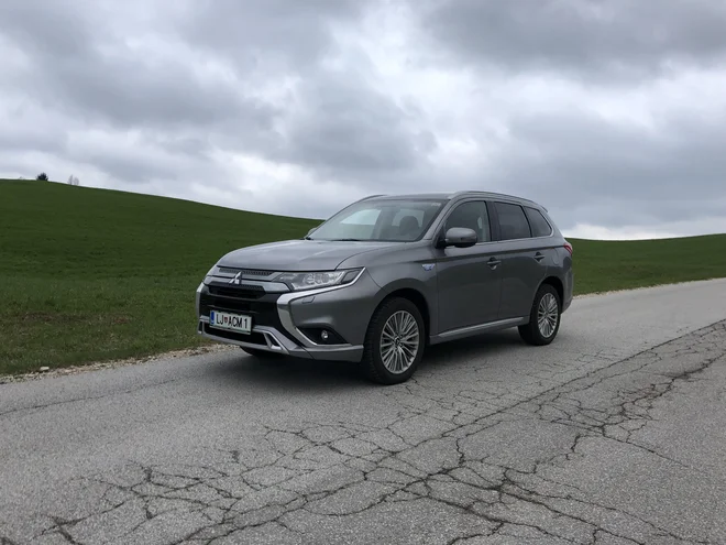Outlander PHEV ima precej varnostne opreme: sistem za ublažitev naleta, opozorilo pred zapustitvijo voznega pasu, radarski tempomat, sistem za opozarjanje na vozila v mrtvem kotu&nbsp;... Foto Aljaž Vrabec