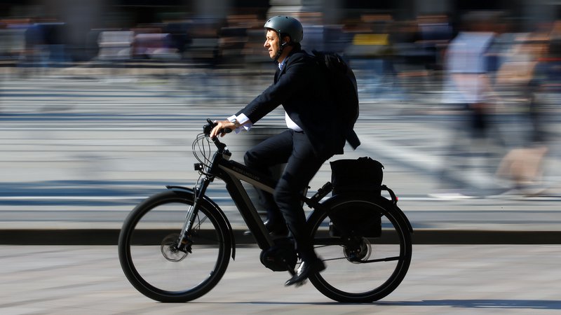 Fotografija: Električna kolesa različnih vrst se vse bolj uveljavljajo v Evropi, postopoma tudi v Sloveniji. FOTO: Reuters