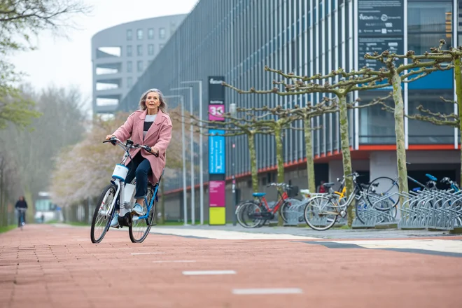 S pomočjo elektrike lahko kolo dlje uporabljajo tudi starejši. Gazelle in TUDelft razvijata dodatno rešitev, ki jim pomaga pri ravnotežju. FOTO: Gazelletudelft Eric Van Vuuren