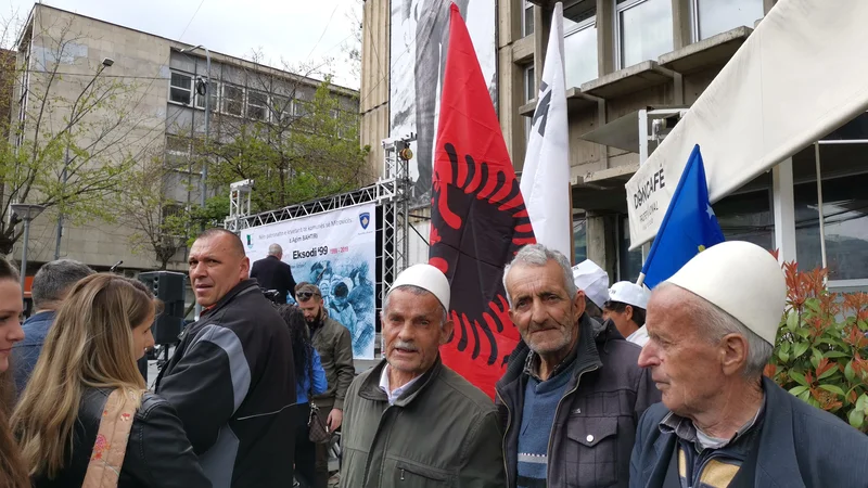&raquo;Danes je praznik,&laquo; je dejal Bislim Sadiku. Na albanski strani Kosovske Mitrovice so prejšnji teden zaznamovali 20-letnico, odkar so albanski prebivalci zaradi srbske agresije in Natovega bombardiranja zapustili mesto. Po podpisanem premirju so se vrnili. Foto Milena Zupanič/Delo