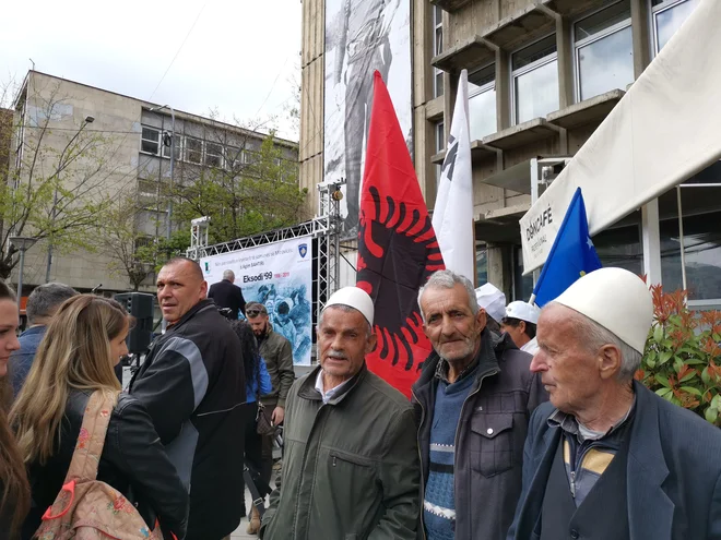 &raquo;Danes je praznik,&laquo; je dejal Bislim Sadiku. Na albanski strani Kosovske Mitrovice so prejšnji teden zaznamovali 20-letnico, odkar so albanski prebivalci zaradi srbske agresije in Natovega bombardiranja zapustili mesto. Po podpisanem premirju so se vrnili. Foto Milena Zupanič/Delo