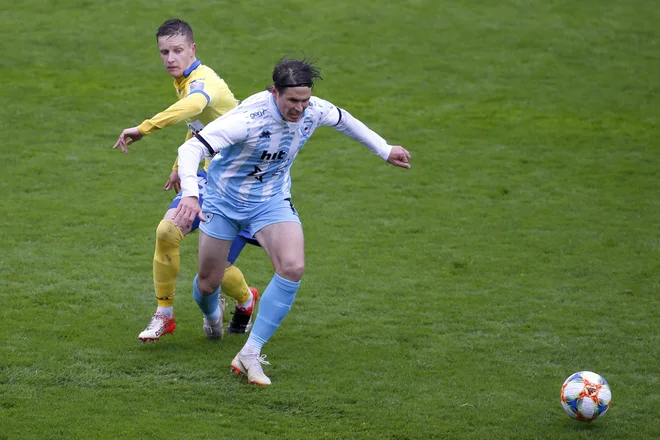 Etien Velikonja je začel goriški niz golov, po prvem za 1:0 pa je z bele točke zabil še drugega, svojega šestega spomladi. FOTO: Voranc Vogel/Delo