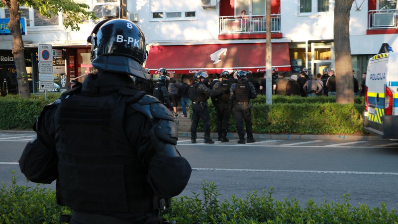 Fotografija: Policisti so imeli danes pred srečanjem med Muro in Mariborom precej dela. FOTO: Jože Pojbič/Delo