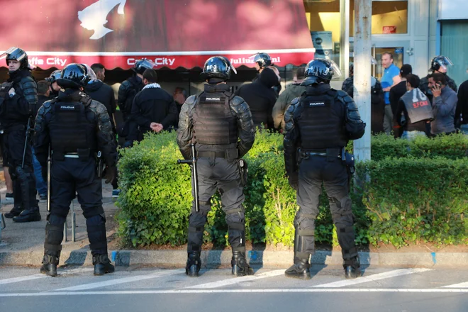 Gostujoči navijači so razgrajali v gostinskem lokalu. FOTO: Jože Pojbič/Delo