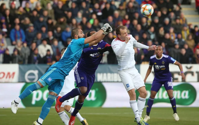 Mariborsko-soboški aprilski derbiji so privabili skoraj 15.000 gledalcev v Ljudskem vrtu in Fazaneriji. FOTO: Tadej Regent/Delo