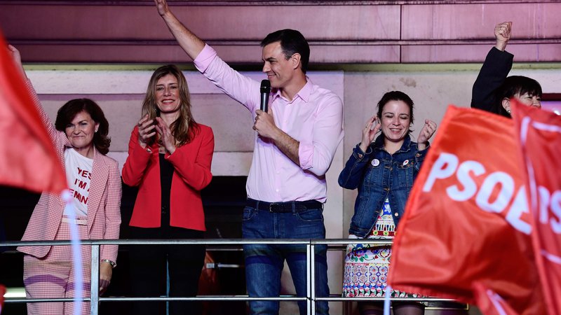 Fotografija: Španski premier Pedro Sánchez s svojimi podporniki po objavi neuradnih izidov volitev. FOTO: Afp