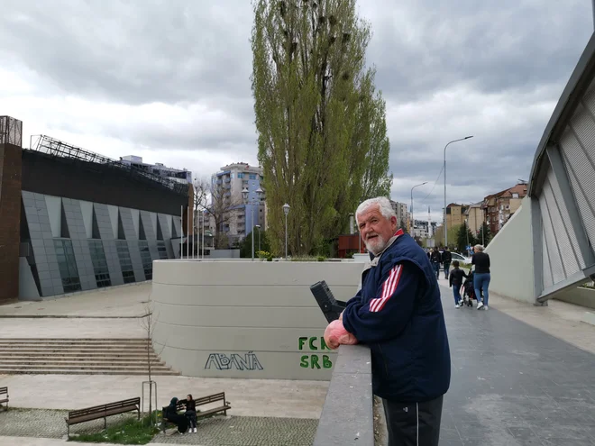 Z mosta čez reko Ibar, ki povezuje srbski in albanski del mesta, hrani Osmon Ahmeti vsak dan golobe: "Ptice ne vedo, kje je meja in letajo povsod." Foto Milena Zupanič/Delo