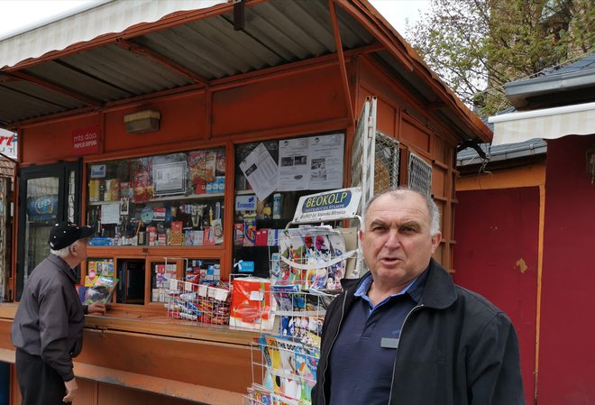 "Pred uvedbo carin za Kosovo sem prodajal dvajset časopis, zdaj niti enega," pove lastnik kioska Zlatko Miličević. Foto Milena Zupanič/Delo