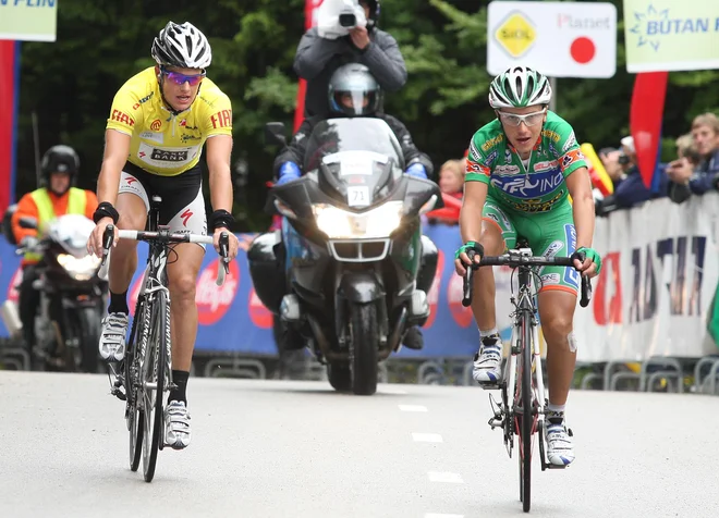 Jakob Fuglsang (levo) je v podobnem vremenu kot včeraj na dirki Liege-Bastogne-Liege pred desetletjem na Krvavcu potrdil skupno zmago na dirki po Sloveniji. FOTO: Igor Zaplatil/Delo