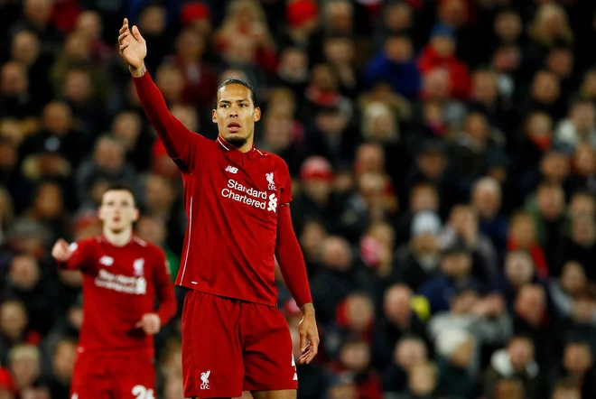 Van Dijk je pravi general v obrambi rdečih, ki se borijo za naslov angleških prvakov. FOTO: Reuters