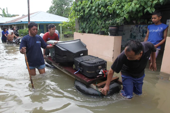 Močni nalivi so med monsunskim obdobjem, ki traja od oktobra do aprila, v Indoneziji pogost pojav. FOTO: Reuters