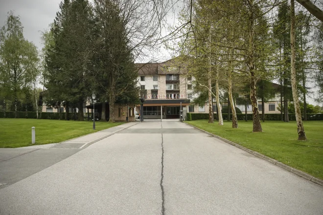 Le streljaj od kranjskega mestnega vrveža se življenje ustavi. FOTO: Uroš Hočevar/Delo