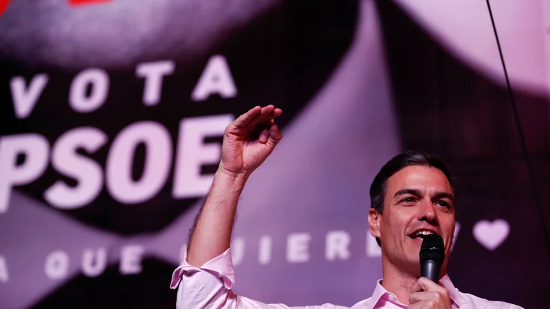 Fotografija: Španski premier in vodja socialistov Pedro Sánchez med proslavljanjem zmage. FOTO: Reuters