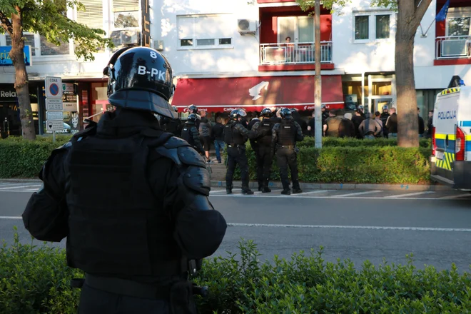 Vse&nbsp; okoliščine&nbsp; množične&nbsp; kršitve&nbsp; policisti še preverjajo in bodo po vseh zbranih&nbsp; obvestilih izvedli ustrezne ukrepe. FOTO: Jože Pojbič