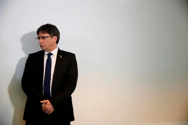 V stranki so špansko volilno komisijo obtožili, da skuša Puigdemonta utišati in preprečiti možnost, da bi v središču Evropske unije predstavil svoja stališča. FOTO: Hannibal Hanschke/Reuters