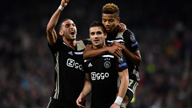 Fotografija: Ajax je v tej sezoni zabil že 160 (!) golov, v njegovem napadu igrajo odlično uigrani Hakim Ziyech (Maroko), Dušan Tadić (Srbija) in David Neres (Brazilija). FOTO: AFP