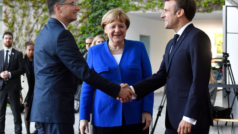 Fotografija: Marjan Šarec, Angela Merkel in Emmanuel Macron v Berlinu rešujejo balkanske težave. FOTO: AFP