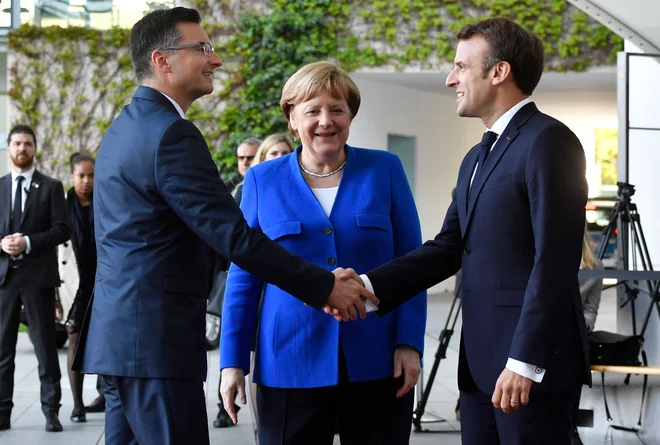 Marjan Šarec, Angela Merkel in Emmanuel Macron v Berlinu rešujejo balkanske težave. FOTO: AFP