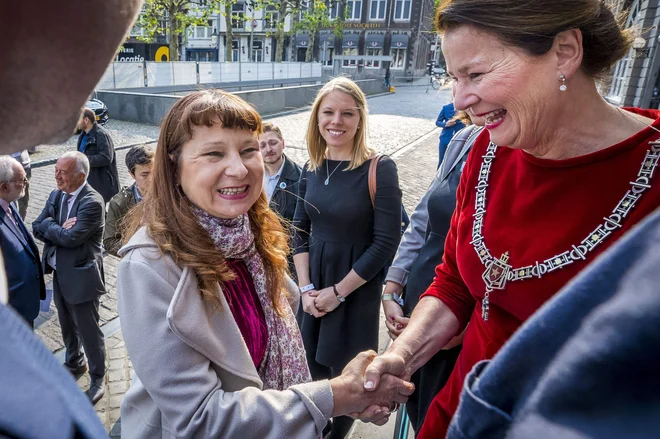»Evropsko komisijo obkroža 80.000 lobistov, ki s trdim delom skrbijo za to, da so njihovi glasovi glasnejši od glasov ljudi,« je poudarila Violeta Tomic. FOTO: Marcel Van Hoorn/Afp