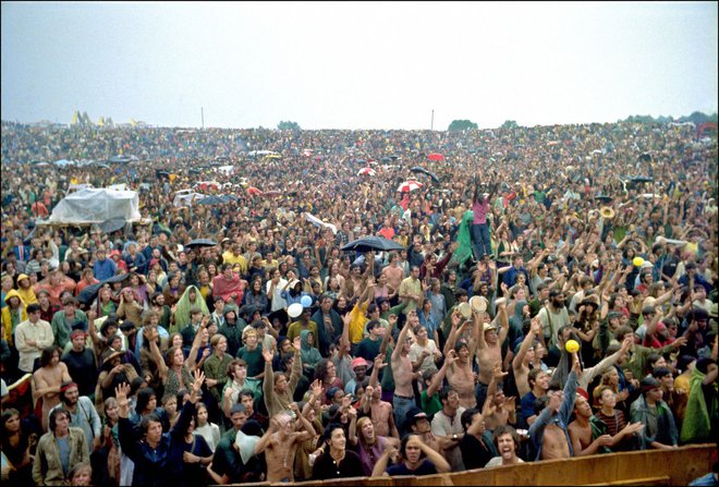 Pogled na množico obiskovalec na prvem festivalu avgusta leta 1969, ko je nastopilo 30 glasbenikov. Woodstock je bil krona gibanja otrok cvetja, na njem nista bili pomembni samo glasba in zabava, ampak je simboliziral svobodo. FOTO: Elliott Landy/AFP
