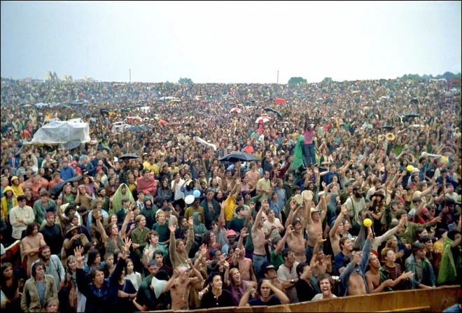 Pogled na množico obiskovalec na prvem festivalu avgusta leta 1969, ko je nastopilo 30 glasbenikov. Woodstock je bil krona gibanja otrok cvetja, na njem nista bili pomembni samo glasba in zabava, ampak je simboliziral svobodo. FOTO: Elliott Landy/AFP