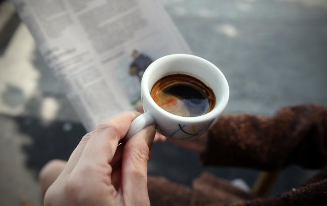Dobra družba ob kavi je še vedno tudi časopis. FOTO: Blaž Samec/Delo