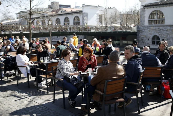 Ob sončnih dnevih je težko dobiti mizo na Petkovškovem nabrežju. FOTO: Blaž Samec/Delo