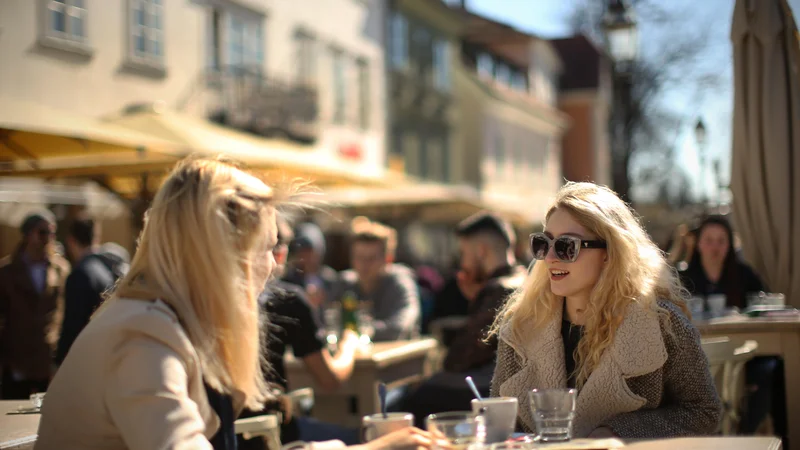 Fotografija: Da najraje povezujemo kavo z druženjem, je mogoče potrditi že s kratkim sprehodom po naših mestih ob sončnem dnevu. FOTO: Jure Eržen/Delo