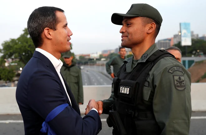 Začasnega venezuleskega predsednika sicer priznava več kot 50 držav po svetu. FOTO: Carlos Garcia Rawlins/Reuters