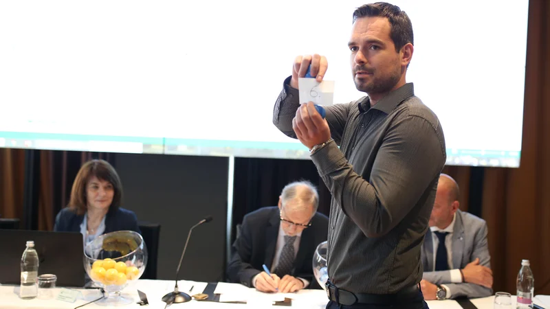 Fotografija: Žrebanje glasovnic za evropske volitve. FOTO: Tomi Lombar/delo