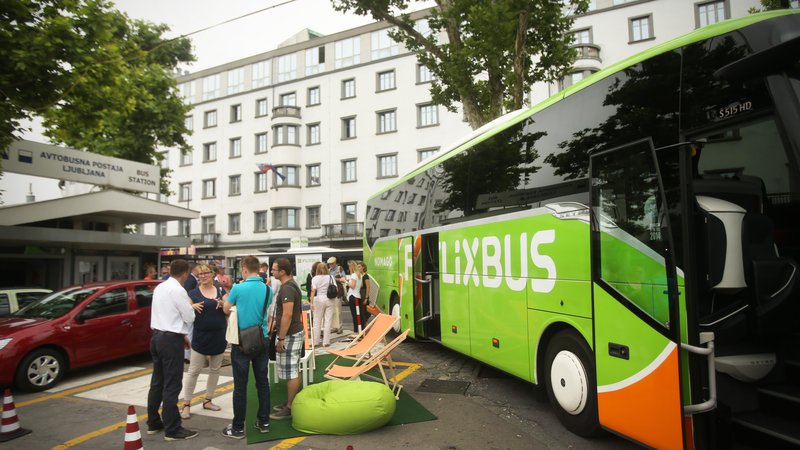 Fotografija: Zeleni avtobusi so na poti v 29 držav. Foto Jure Eržen/Delo