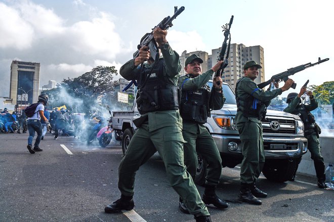 Člani bolivarske narodne garde, ki se je pridružila venezuelskemu opozicijskemu vodji in samooklicanemu predsedniku Juanu Guaidu. FOTO: AFP