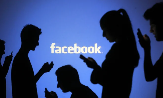 Facebook se že dlje časa otepa očitkov, da s podatki uporabnikov ne ravna skrbno, med odmevnejšimi je bil škandal zlorabe podatkov okoli podjetja Cambridge Analytica. FOTO: Dado Ruvic/Reuters