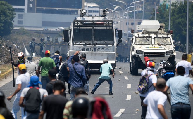 Opozicijski demonstranti so se spopadli z varnostnimi silami v bližini vojaškega letališča La Carlota v Caracasu. FOTO: AFP