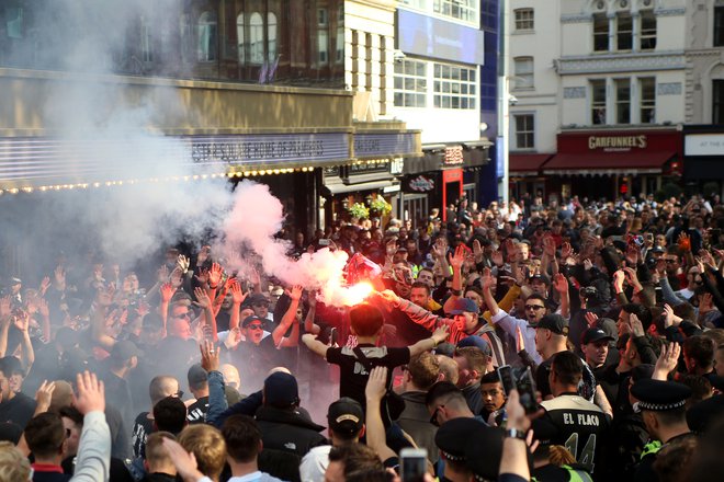 Navijači Ajaxa so zavzeli lonodnske ulice in jim dali pridih Amsterdama. FOTO: Reuters