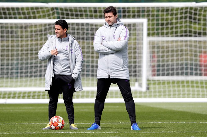 Trener Tottenhama Mauricio Pochettino (desno) je dejal, da bodo njegovi igralci leteli po igrišču. FOTO: AFP