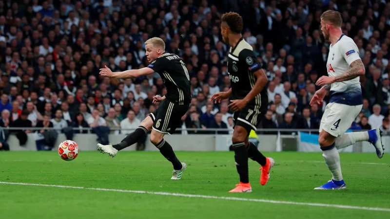 Fotografija: Donny van de Beek je za las ušel nedovoljenemu položaju in zabil prvi gol za vodstvo Ajaxa v London. FOTO: Reuters