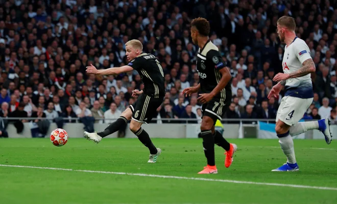 Donny van de Beek je za las ušel nedovoljenemu položaju in zabil prvi gol za vodstvo Ajaxa v London. FOTO: Reuters